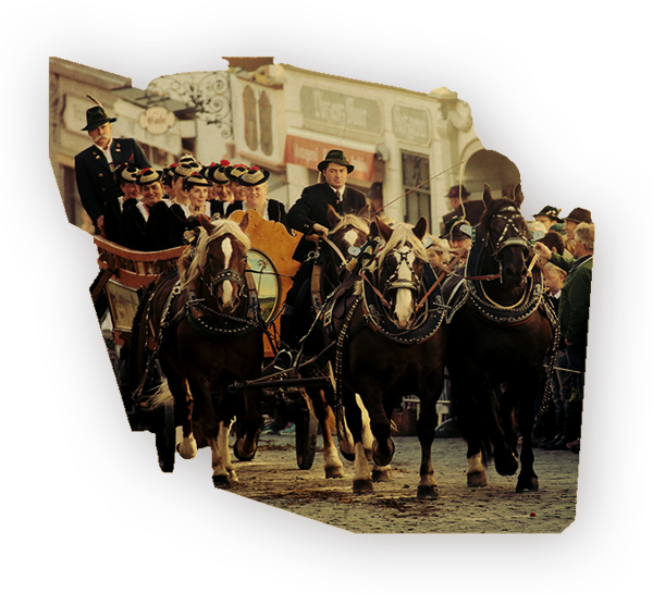 Ein Leonhardi-Fuhrwerk mit fröhlichen Wallfahrerinnen fährt die Marktstraße hinauf, die Pferde traben flott.